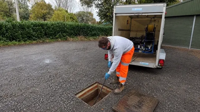 High-pressure water jetter cleaning and descaling underground drainage pipe.